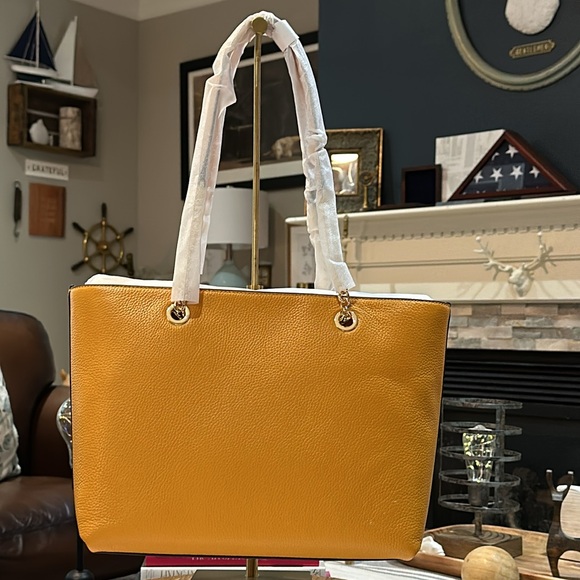 Authentic Michael Kors Jet Set Front Pocket Zip Chain Tote Handbag in Honeycomb - Picture 3 of 14